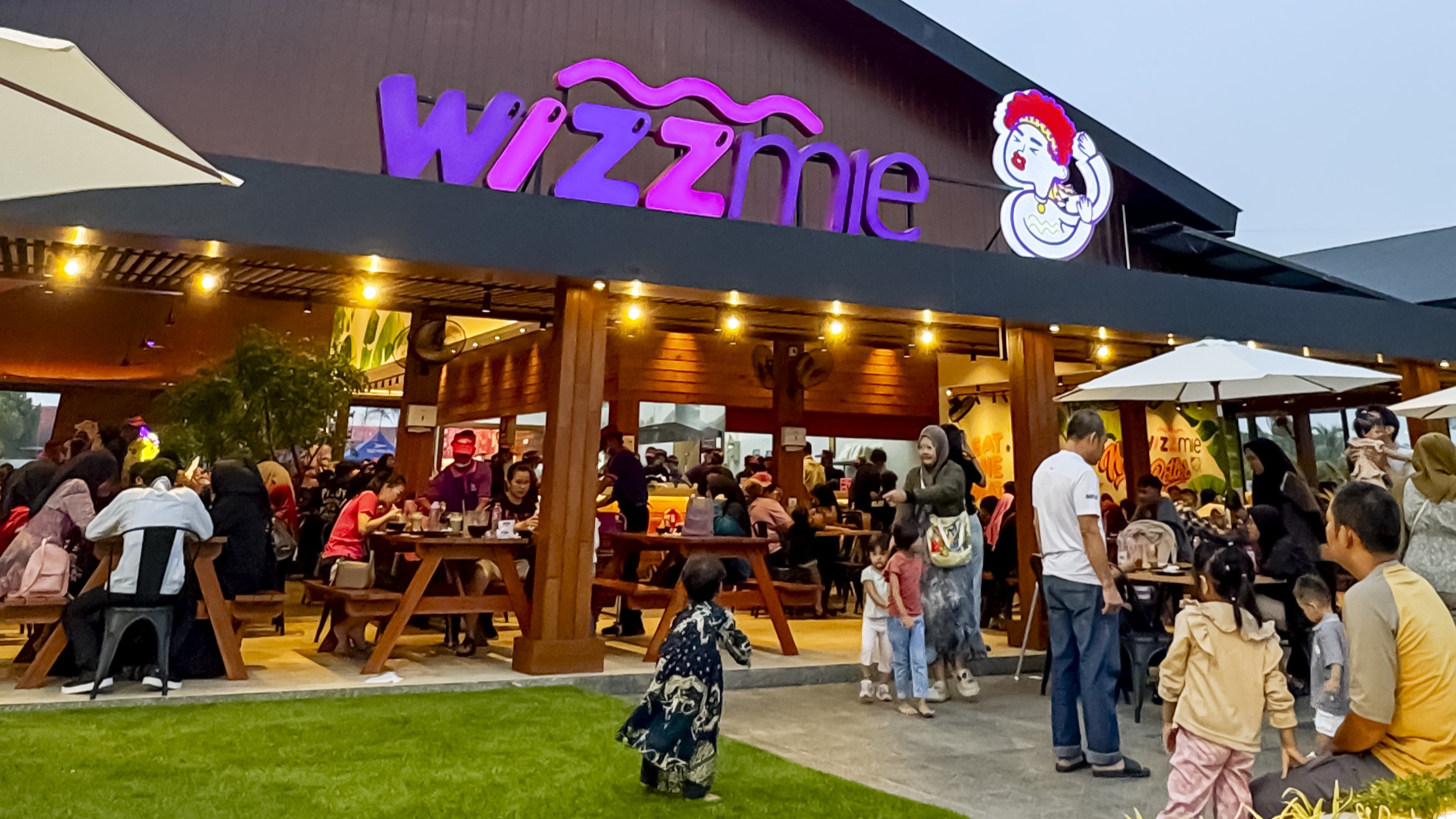 Pengunjung Wizzmie Jemursari